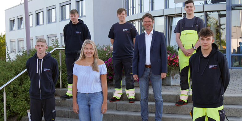 Gruppenfoto Auszubildende der Stadtwerke Unna mit Geschäftsführer Jürgen Schäpermeier