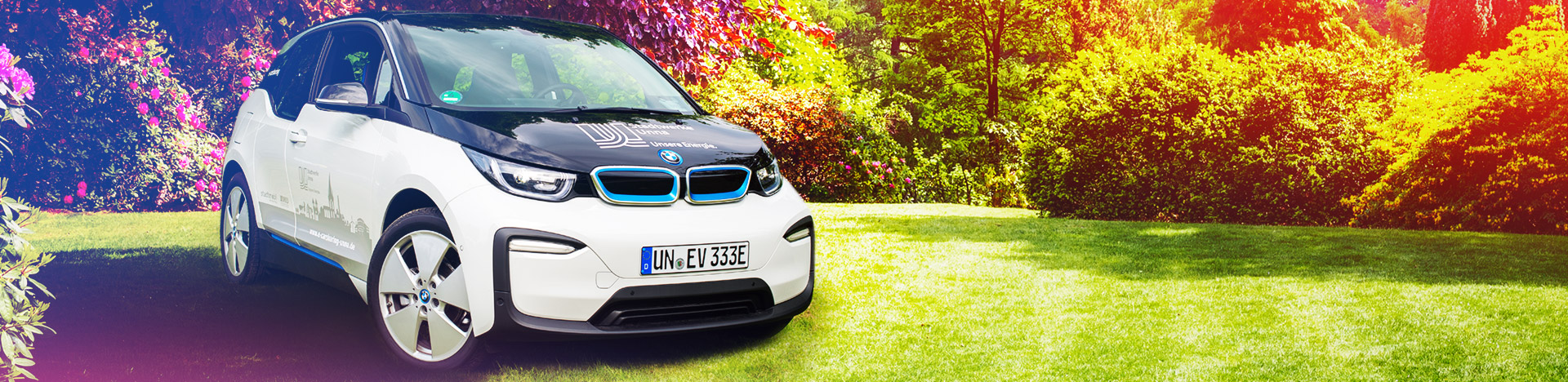 E-Car-Sharing-Fahrzeug BMW i3 der Stadtwerke Unna steht auf einer Wiese
