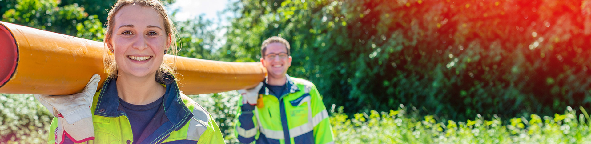 Foto von zwei Mitarbeitenden der Stadtwerke Unna im Einsatz