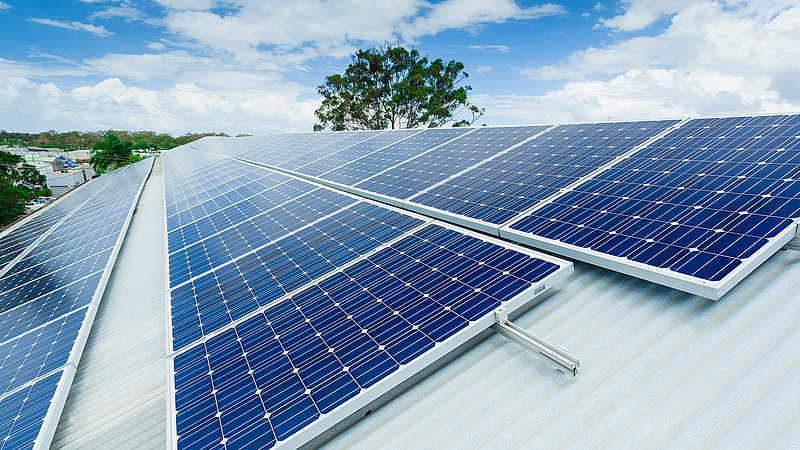Hausdach mit Photovoltaik-Anlage zur Solarstromerzeugung