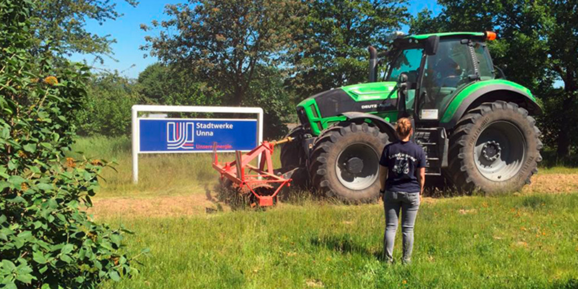 Blühstreifen Landjugend Unna Mitglieder der Landjugend Unna legen bei den Stadtwerken Unna einen Blühstreifen an.